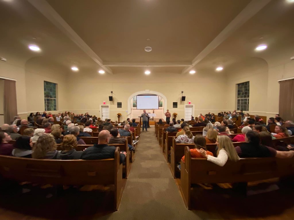 In Nashville, Tenn., the Spanish-speaking Grandview Church of Christ welcomes members of the English-speaking Brentwood Hills Church of Christ for a Wednesday evening devotional.