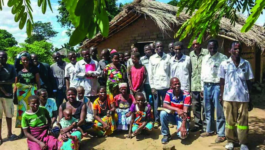 Luis Pereira visits a congregation in the Mozambican village of Inhangoma. The cyclone destroyed the village's crops.